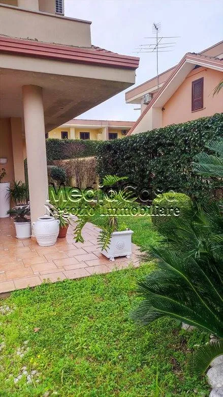 Jardin - Elegant Villa with Private Garden in Teverola