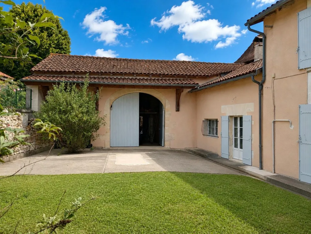 Extérieur - Maison Rénovée avec Jardin aux Portes d'Aubeterre