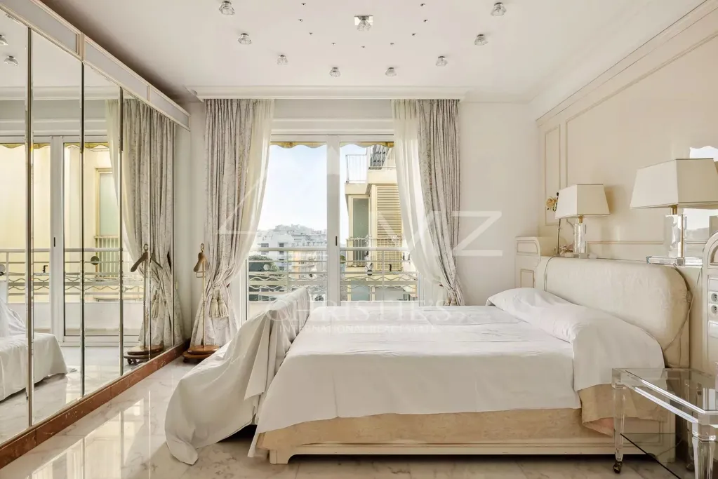 Magamistoad - High-Floor Apartment with Panoramic Sea View in Cannes