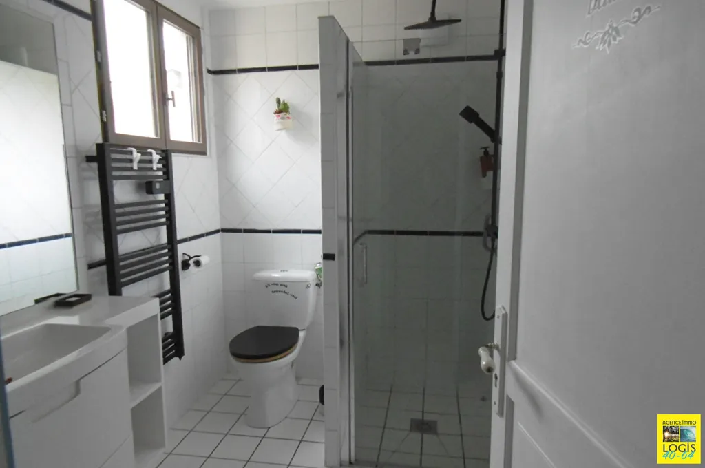 Salles de bain - Maison Rénovée avec Jardin à Puyoo