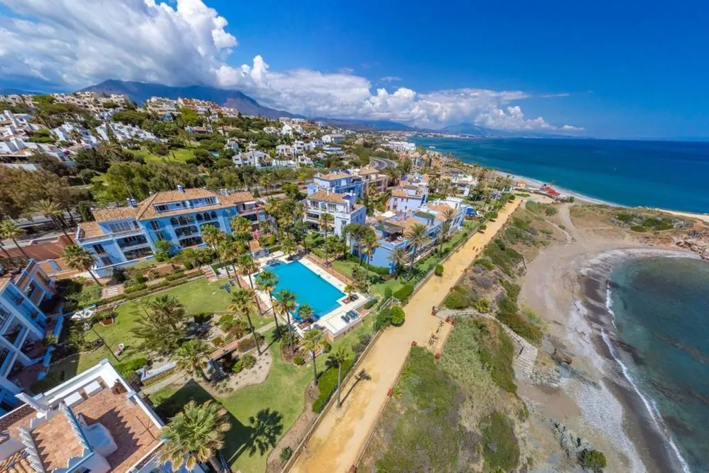 Õhuvaade - Beachfront Flat with Private Garden in Casares