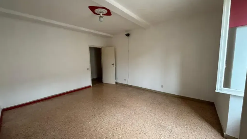 Pièces - Traditional Apartment with Balcony in Massa Centre