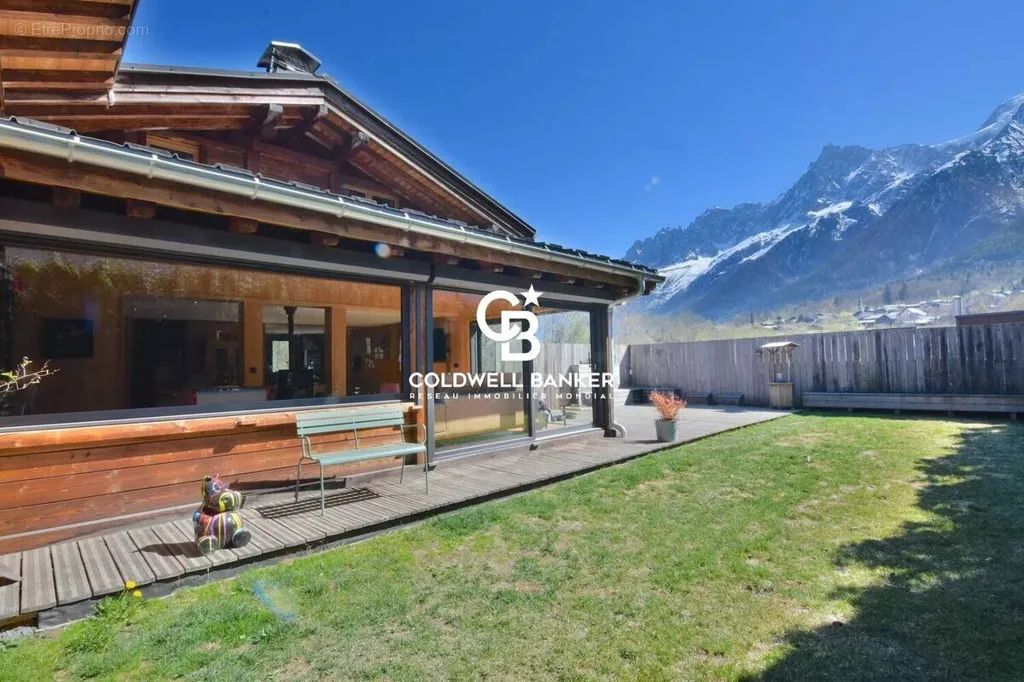 Terrass - Mixed-Use Property with South-Facing View in Les Houches