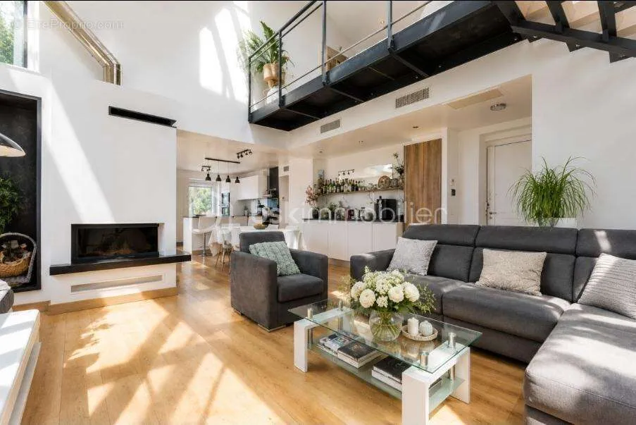 Soggiorno - Duplex with Private Garden in Gairaut