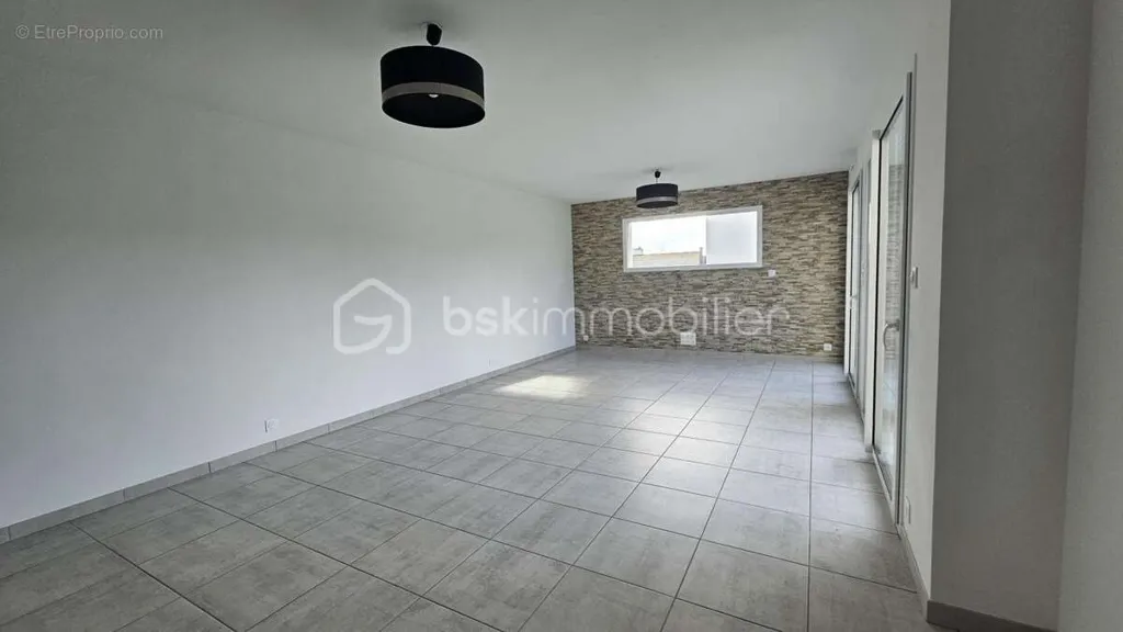 Pièces - Maison Moderne avec Terrasse à Saint-Urbain