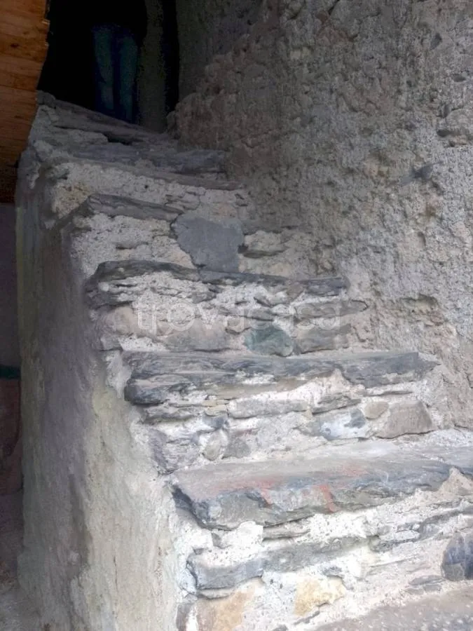 Rooms - Rustic Property with Fienile in Acceglio