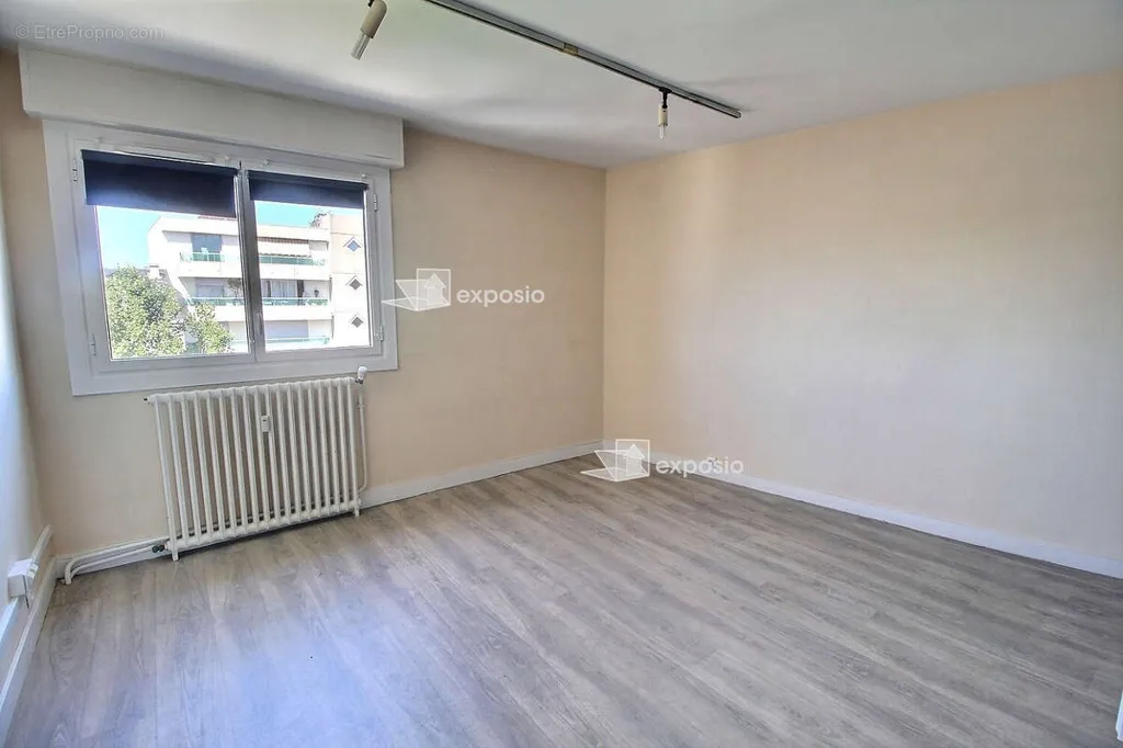 Rooms - City Centre Apartment with Balcony in Niort