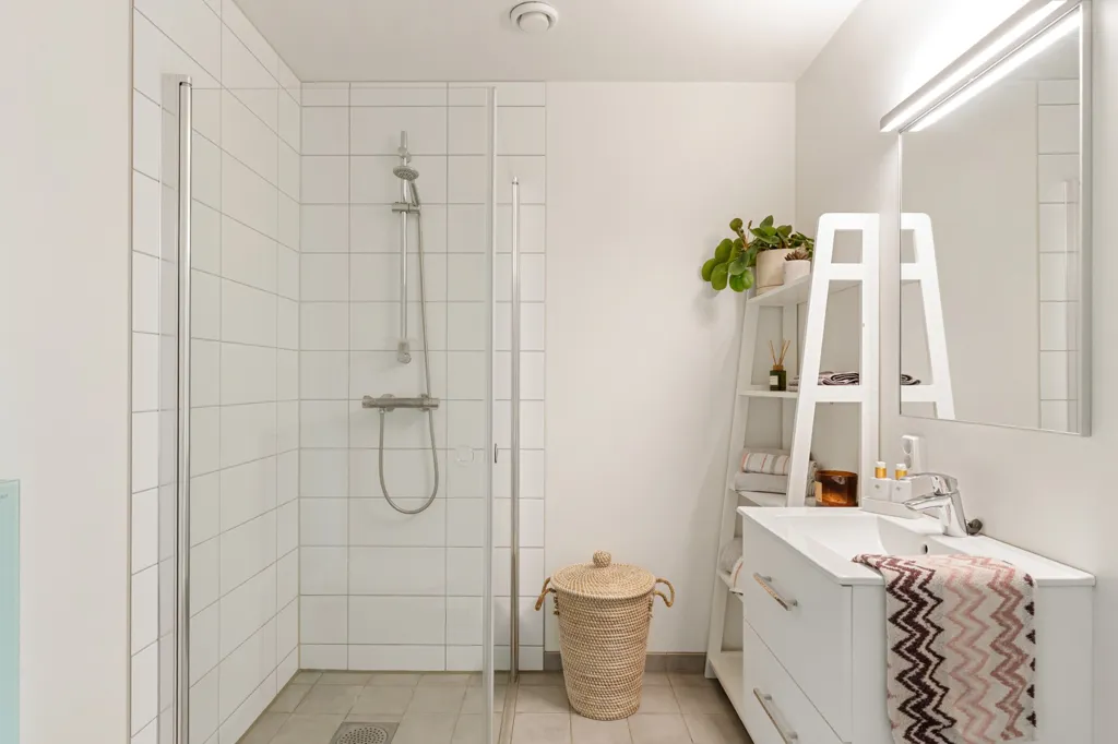 Salles de bain - Modern 2-Bedroom Flat with Balcony in Sola
