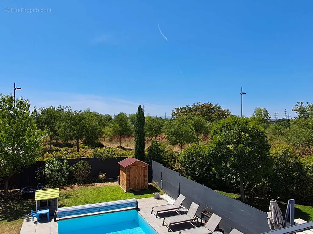 Piscine - Maison Contemporaine avec Piscine à Saint-Priest