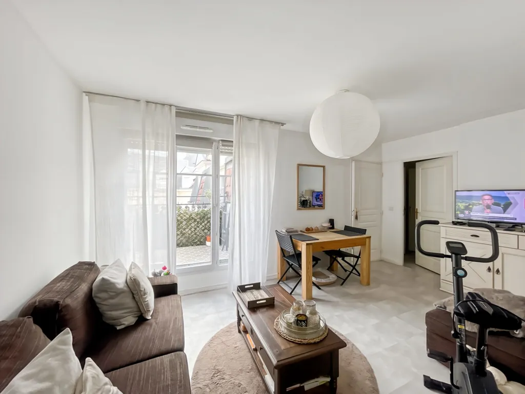 Séjour - Appartement Dernier Étage avec Balcon au Centre de Wissous