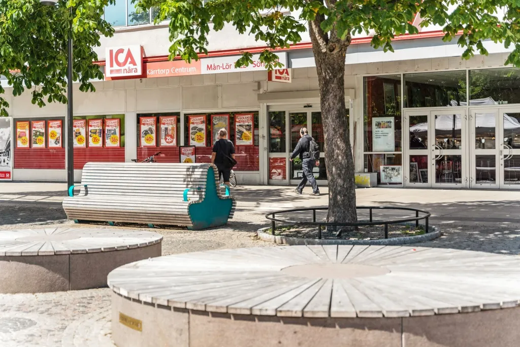 Terrace Flat in Kärrtorp with Garden Access