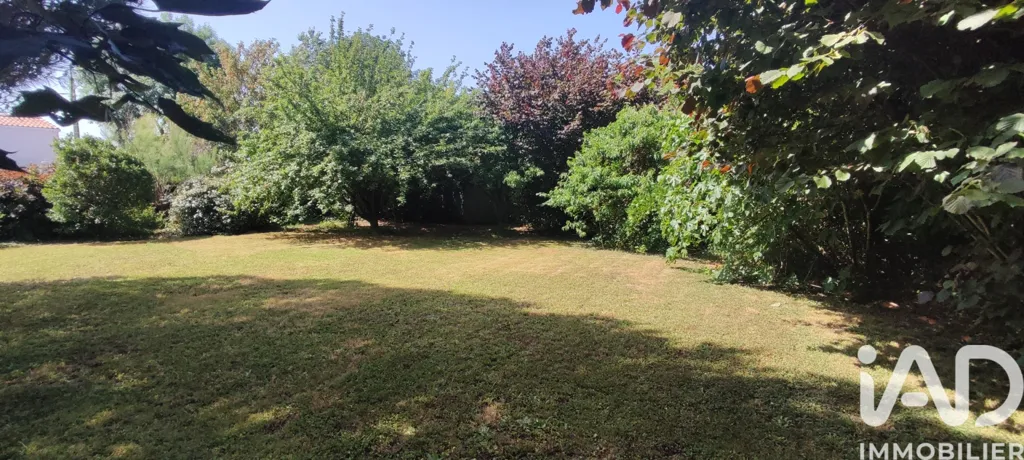 Jardin - Maison Moderne avec Terrasse à Cherveux