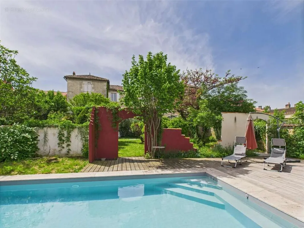 Bassein - Detached Townhouse with Pool in Ruffec