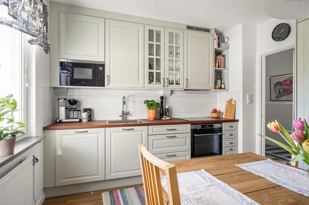 Cuisine - Renovated Flat with South-Facing Balcony in Salabacksgatan