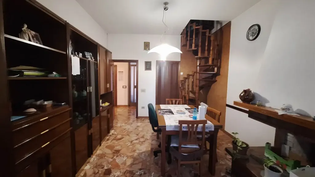 Söögituba - Bright 1-Bedroom Apartment with Balcony in San Severino Marche