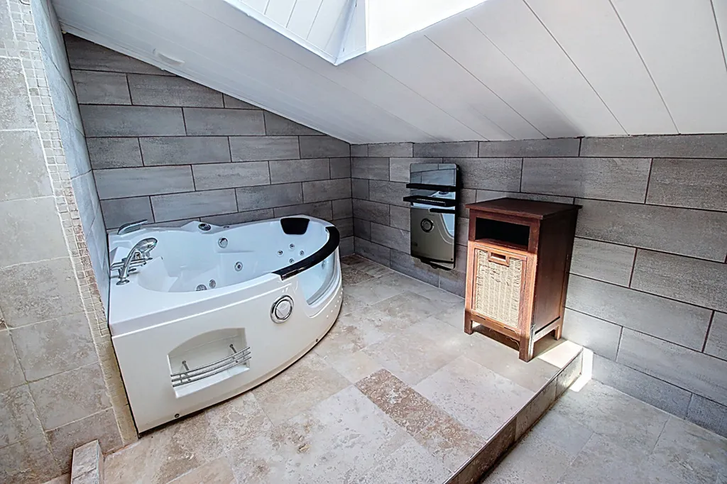 Salles de bain - Maison avec Piscine et Potentiel d'Agrandissement à Salernes