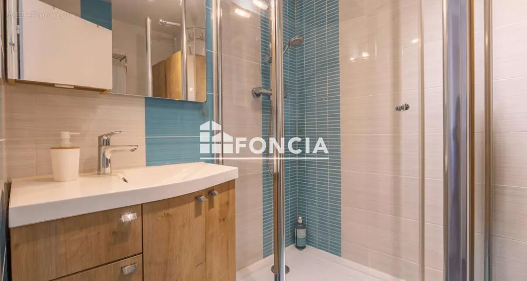 Bathrooms - 4-Piece Apartment with Balcony in Guyancourt