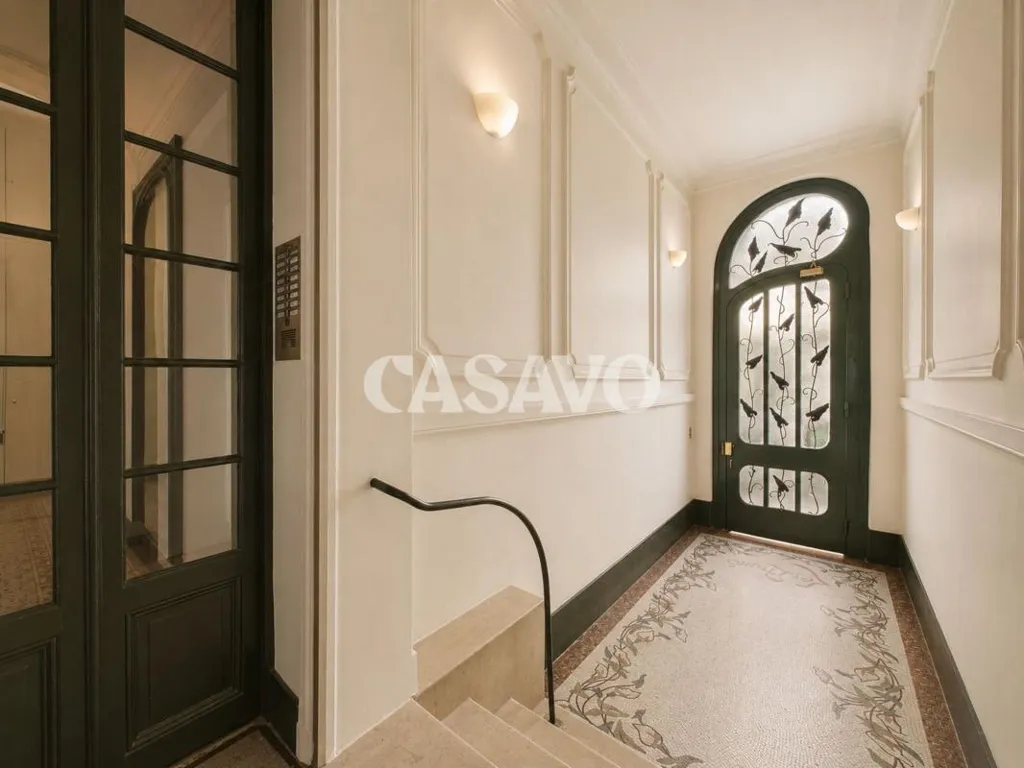 Entrée - Appartement Rénové avec Triple Orientation au 7ème Arrondissement