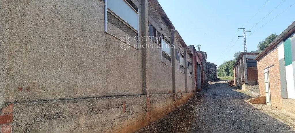 Välivaade - Historic Farmhouse with Renovation Potential in Serinyà