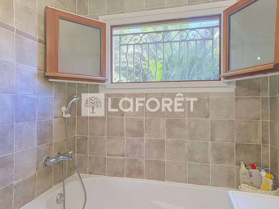 Bathrooms - Bright 2-Bedroom Apartment in Nice's Évêché