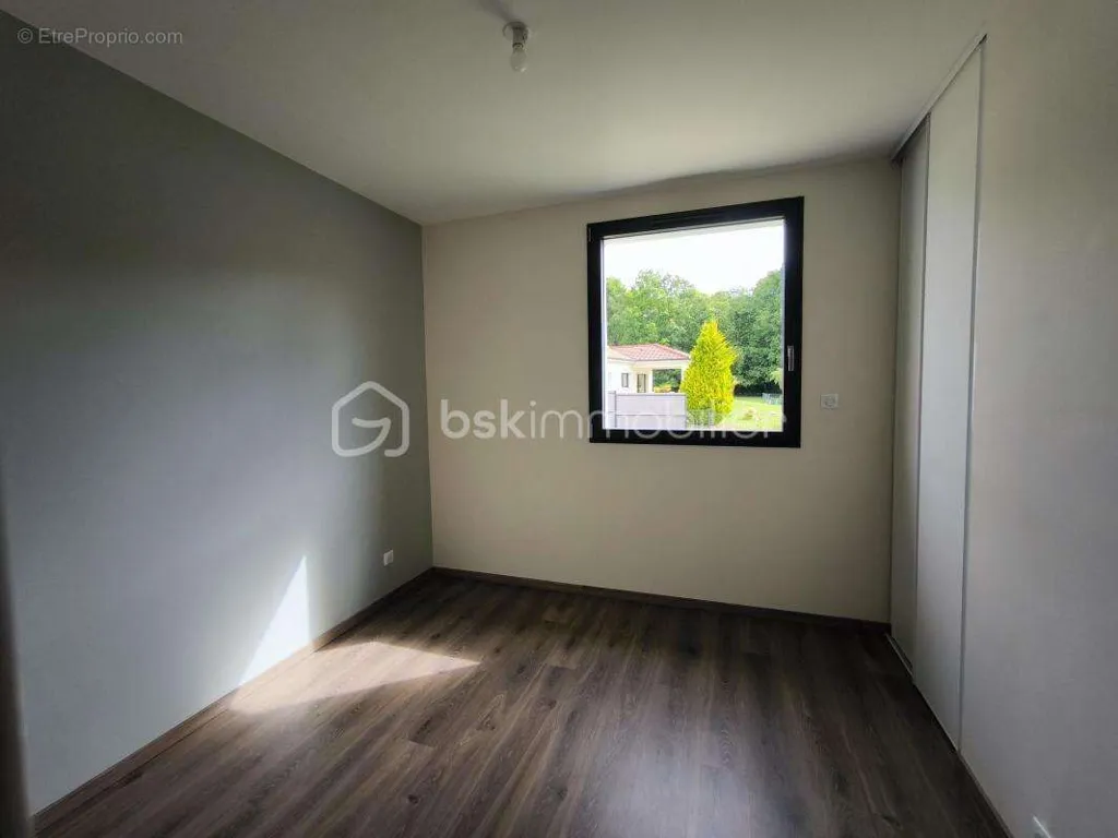 Pièces - Maison Contemporaine avec Terrasse à Proximité