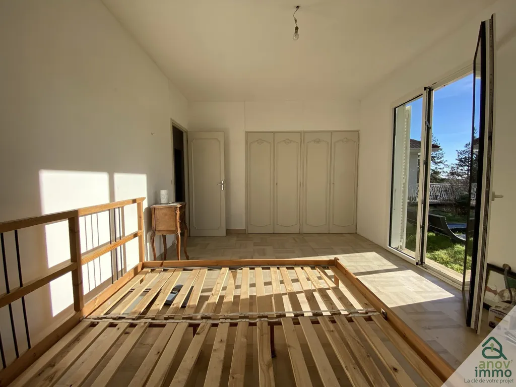 Bedrooms - Spacious House with Garden in Tarare