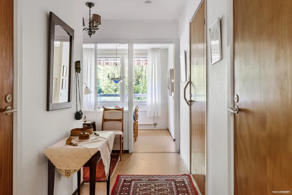 Esik - Corner Apartment with Sunny Balcony at Karlaplan