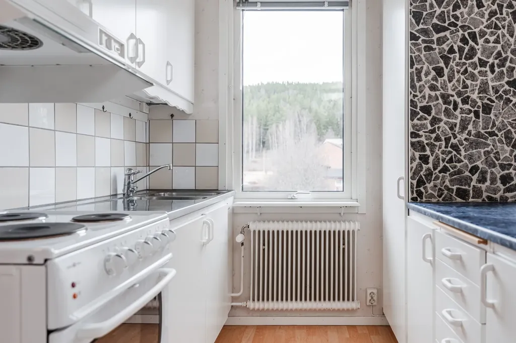 Köök - Apartment with South-Facing Balcony in Sollefteå