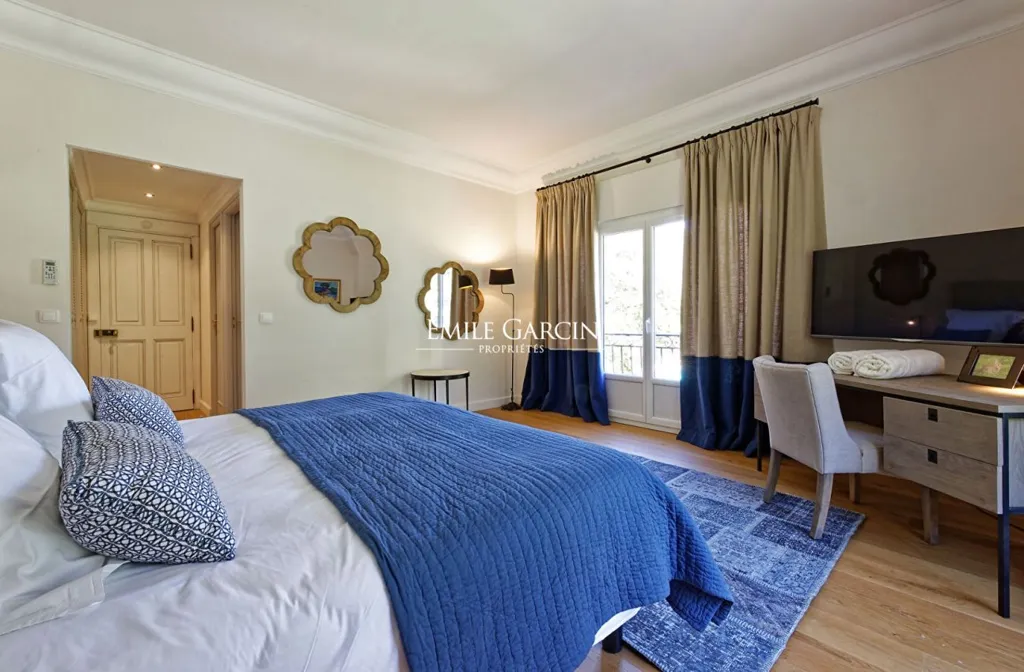 Bedrooms - Luxury Villa with Private Lake in Brignoles