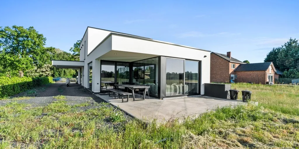 Extérieur - Maison Moderne avec Espace de Travail à Genk