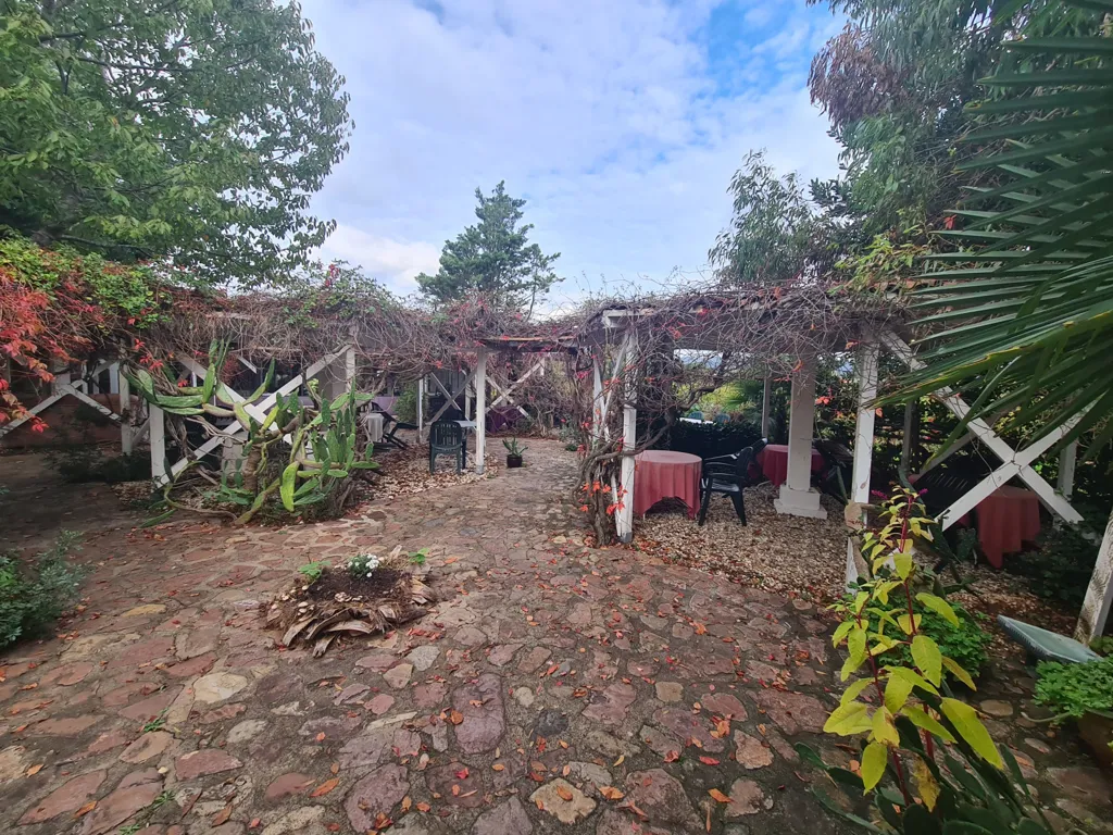 Jardin - Ensemble Maison + Restaurant avec Terrasse à Clermont-l'Hérault