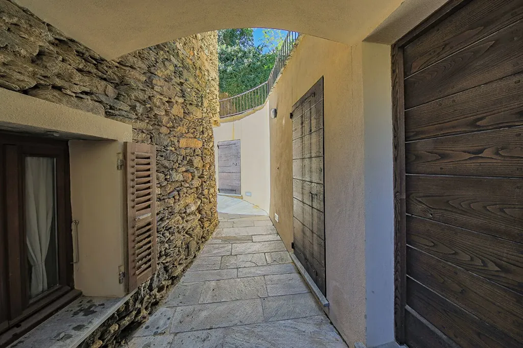 Extérieur - Maison de Luxe avec Piscine et Vue Mer à Centuri
