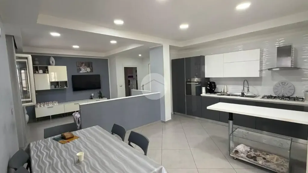 Köök - Three-Bedroom Apartment with Balcony in Naples