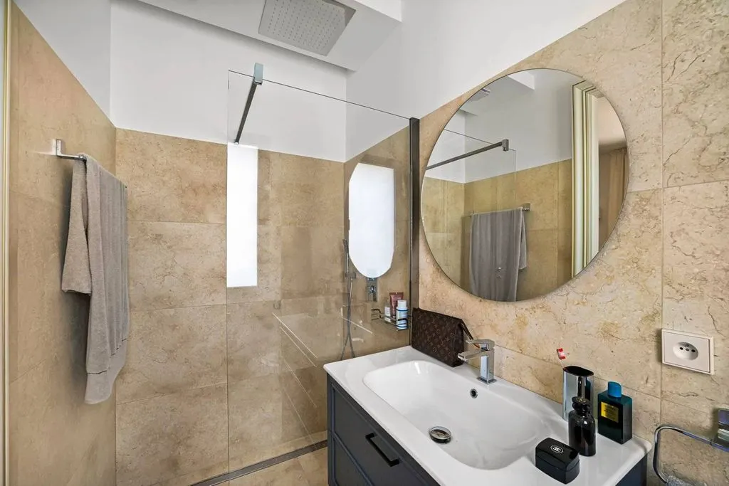 Bathrooms - Luxury Villa with Sea View in Roquebrune-Cap-Martin