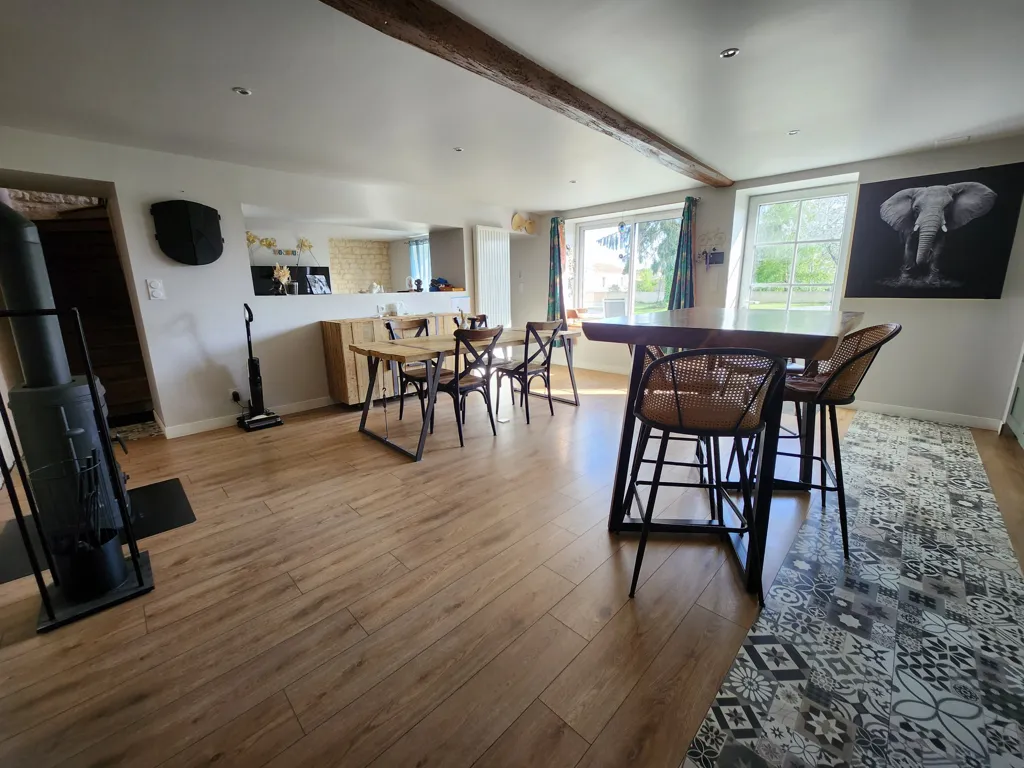Salle à manger - Maison en pierre rénovée avec grange à Sainte Gemme la Plaine
