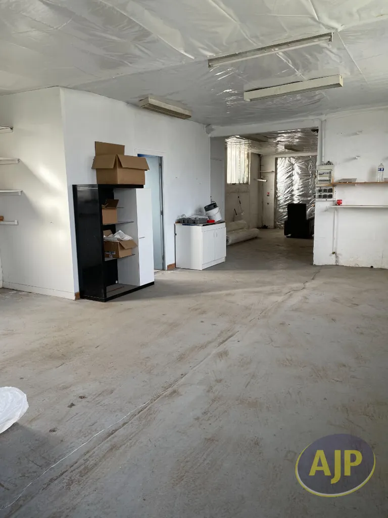 Garaaž - Artisan Workshop with Storage in Campbon