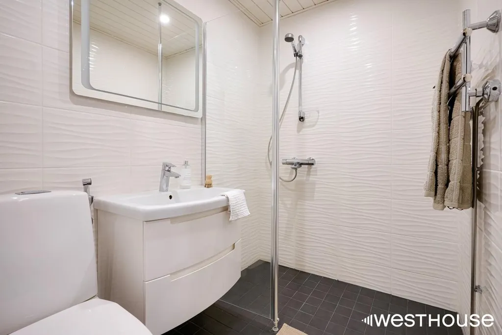 Bathrooms - Two-Storey Apartment with Balcony in Westend