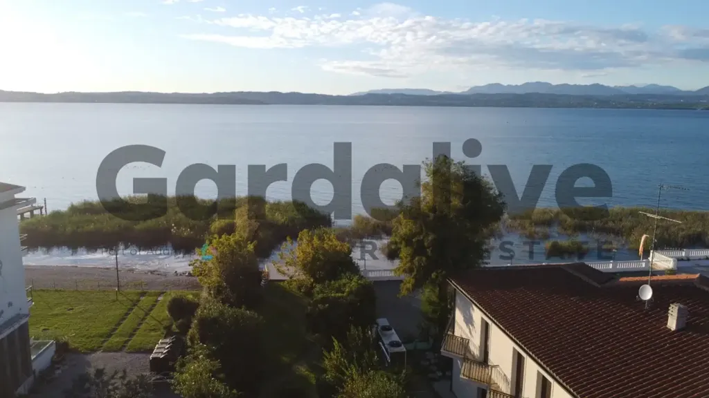 Õhuvaade - Lakefront Bilocale with Garden in Sirmione