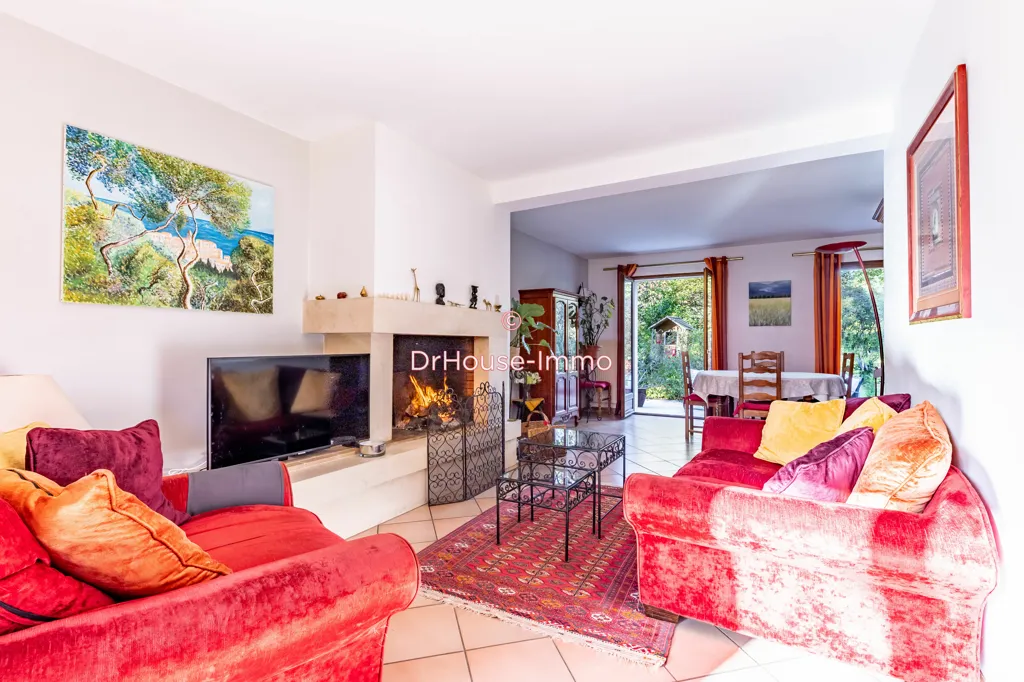 Elutuba - House with Garden in Dampierre-en-Yvelines
