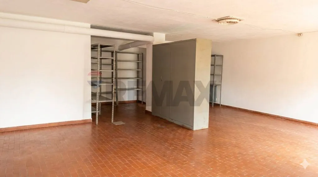 Stanze - Warehouse with Electric Gate in Presezzo
