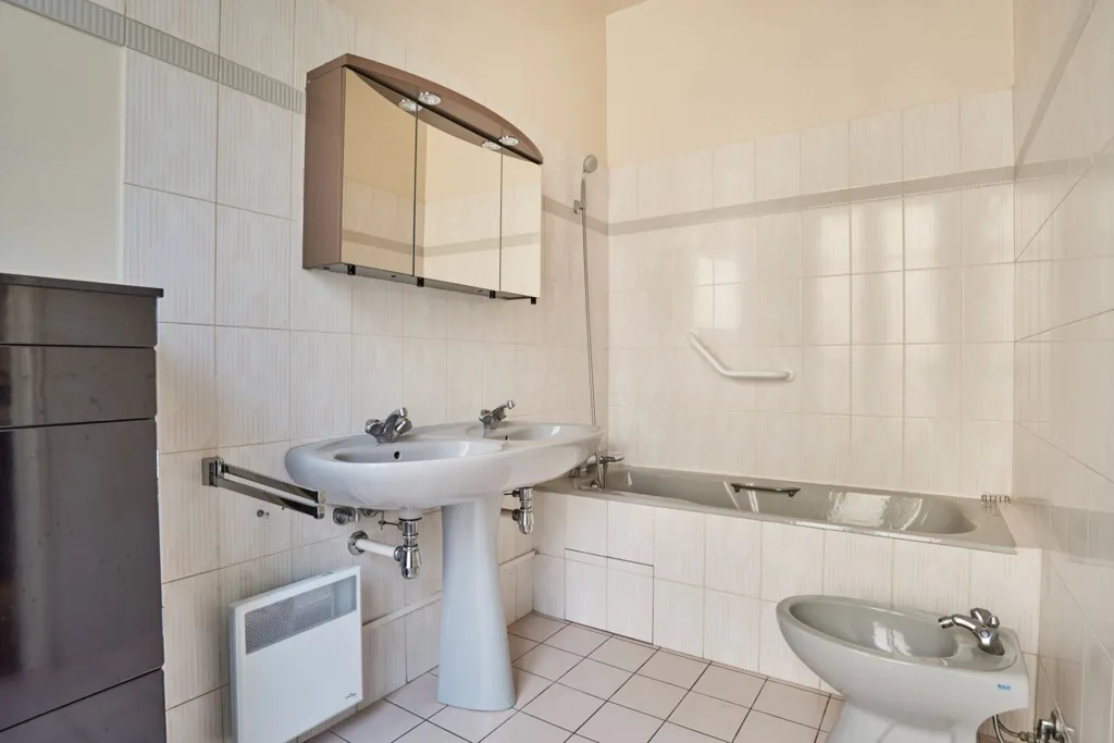Vannitoad - Corner Apartment with Period Features in Paris 16th