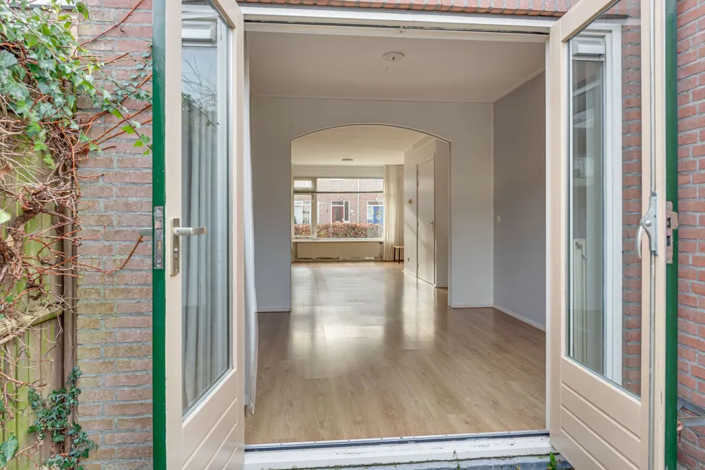 Esik - Spacious Renovated Semi-Detached House in Heiloo