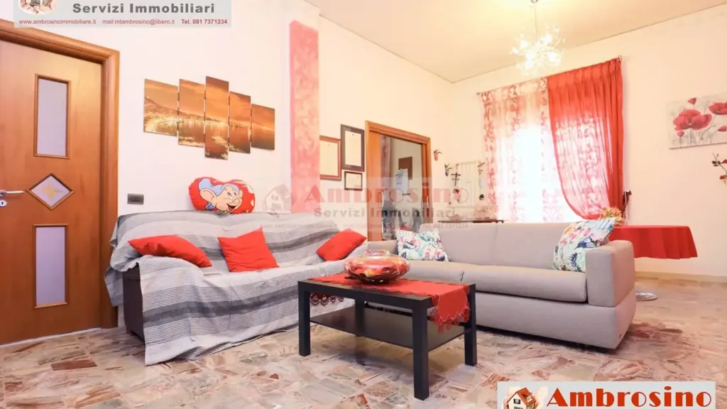 Elutuba - Trilocale with Large Terrace in Naples