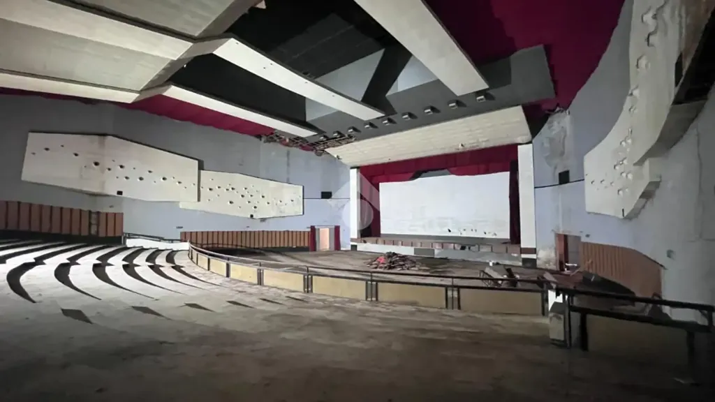 Pièces - Former Cinema with Dual Access in Mesagne
