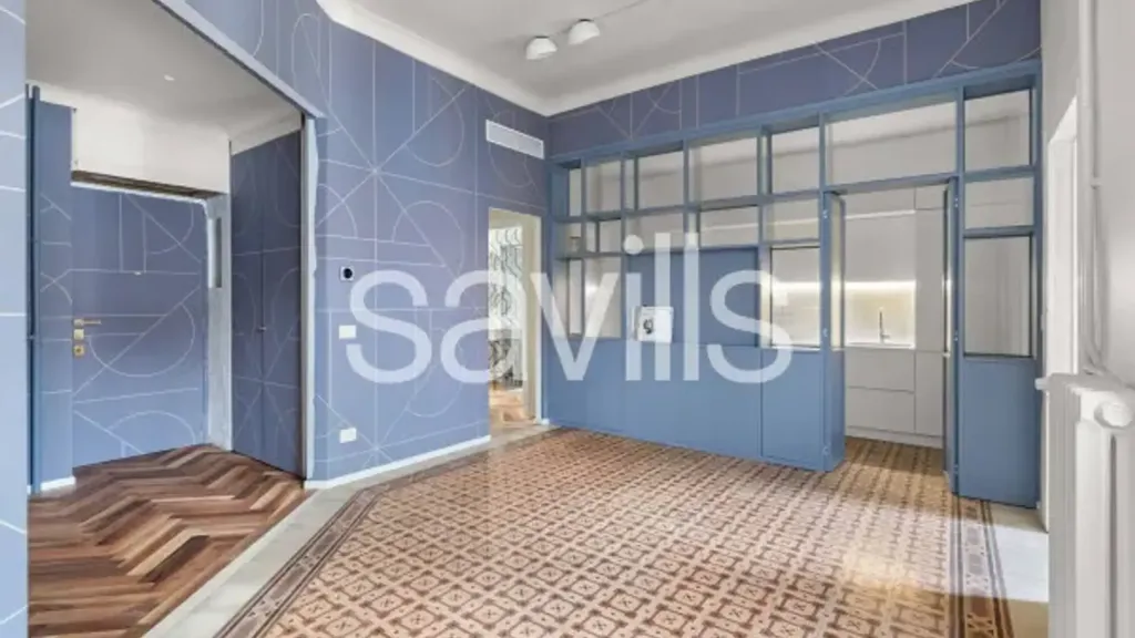 Entrée - Restored Triplex with Balcony in Milan