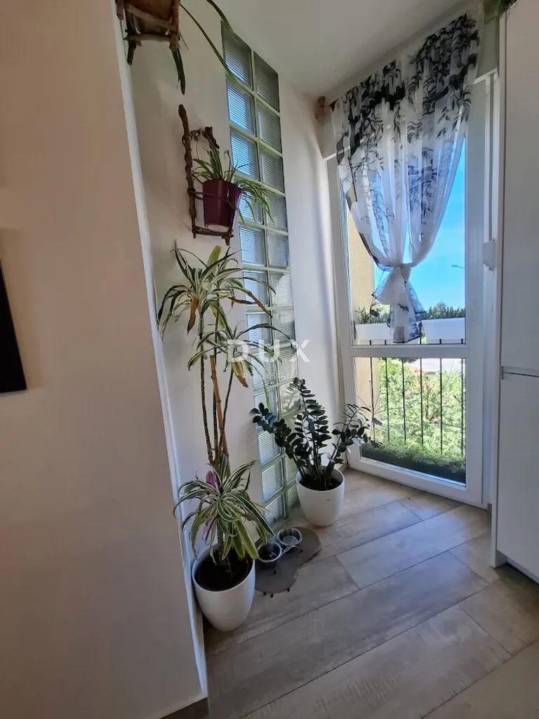 Esik - Fully Renovated Flat with Storage in Pula
