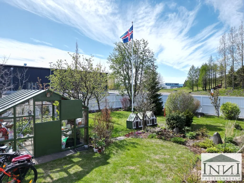 Jardin - Five-Bedroom House with Studio in Reykjavik