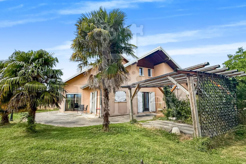 4-room house in Cranves-Sales