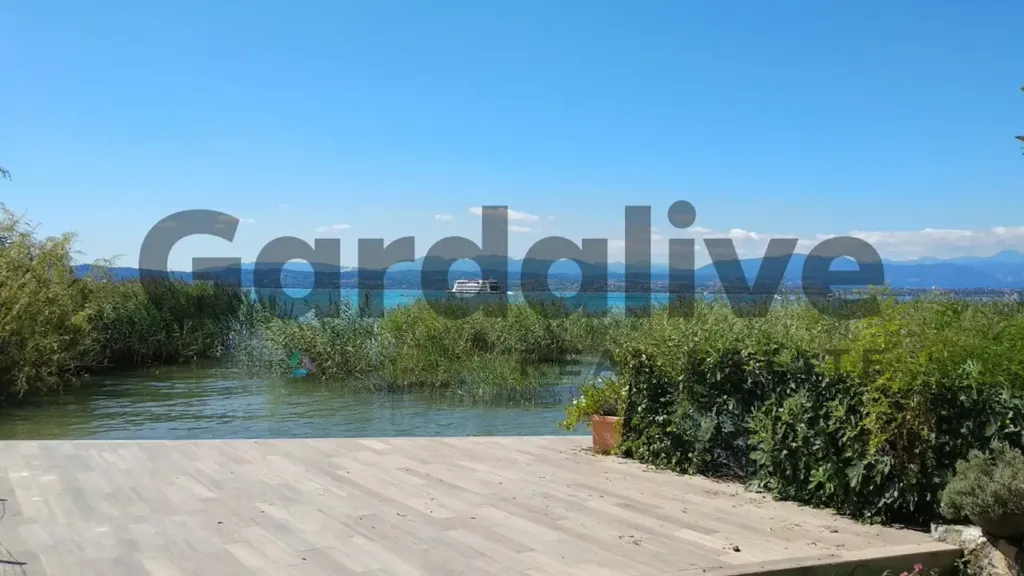 Terrass - Lakefront Bilocale with Garden in Sirmione