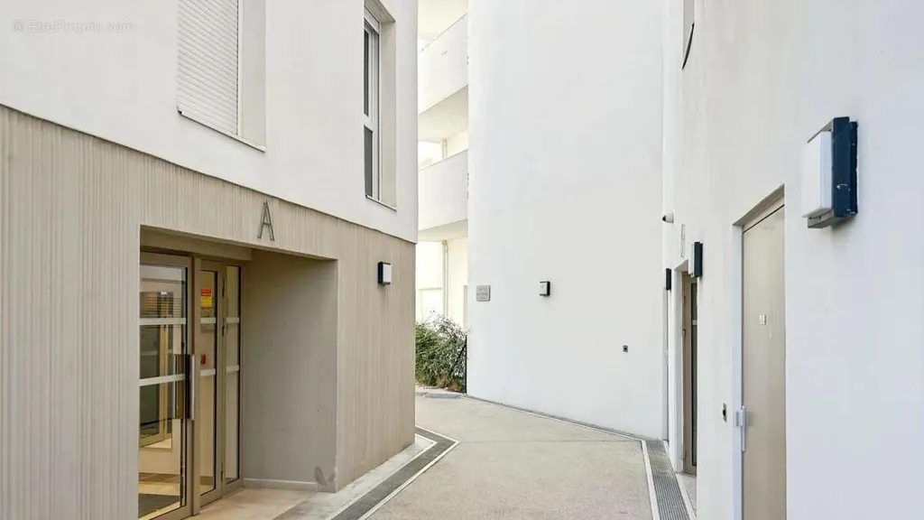 Esik - Modern Two-Bedroom Flat in Eco-Quarter, Melun